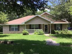 Pre-foreclosure in  Live Oak Cir Bryan, TX 77807