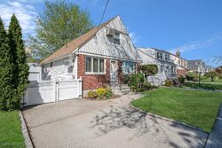 Pre-foreclosure in  N 6th St New Hyde Park, NY 11040