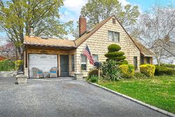 Pre-foreclosure in  Orchid Rd Levittown, NY 11756