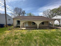 Pre-foreclosure in  Hawthorne Manor Dr Florissant, MO 63031