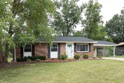 Pre-foreclosure in  Queensbrook Pl Saint Louis, MO 63132