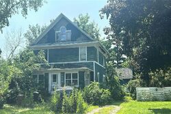 Pre-foreclosure in  West St Grinnell, IA 50112