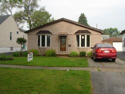 Pre-foreclosure in  AVERS AVE Midlothian, IL 60445