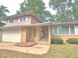  N Rainbow Dr, Glenwood IL