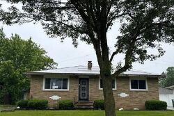 Pre-foreclosure in  E Glenn Dr Maple Heights, OH 44137