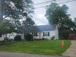 Pre-foreclosure in  Cambridge Pl Hampton, VA 23669