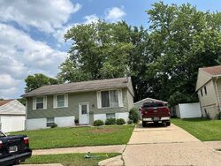 Pre-foreclosure in  Valentine Ave Pekin, IL 61554