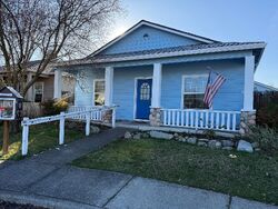 Pre-foreclosure in  Isherwood Dr Central Point, OR 97502
