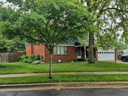 Pre-foreclosure in  Pleasant Ridge Ct Saline, MI 48176