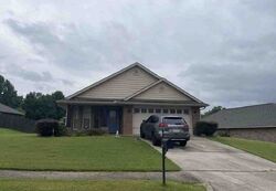 Pre-foreclosure in  Gardengate Dr Harvest, AL 35749