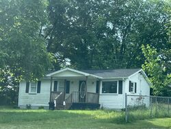 Pre-foreclosure in  Wilson Ln Berea, KY 40403