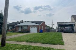 Pre-foreclosure in  Carlisle Ave Hamilton, OH 45013