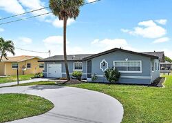 Pre-foreclosure in  SE 16TH PL Cape Coral, FL 33904