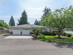 Pre-foreclosure in  Santa Rosa St Eugene, OR 97404