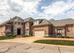 Pre-foreclosure in  Sandpiper Ct South Lyon, MI 48178