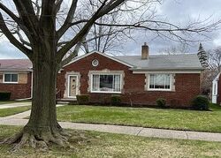 Pre-foreclosure in  Brierstone St Harper Woods, MI 48225