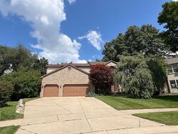 Pre-foreclosure in  SALUS DR Waterford, MI 48327