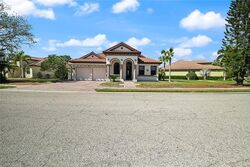 Pre-foreclosure in  80TH DR E Sarasota, FL 34243