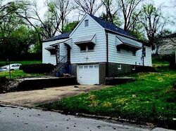 Pre-foreclosure in  Greenhaven Dr Saint Louis, MO 63136