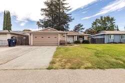 Pre-foreclosure in  Lochmoor Cir Sacramento, CA 95823