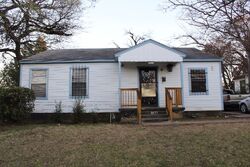 Pre-foreclosure in  Kellogg Ave Dallas, TX 75216