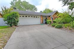  E Grenoble Dr, Grand Prairie TX