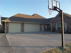 Pre-foreclosure in  Redbud Creek Cir Harrah, OK 73045