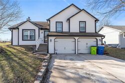 Pre-foreclosure in  Ne Summerfield Ct Grain Valley, MO 64029