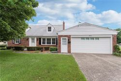 Pre-foreclosure in  Windsor Way Anderson, IN 46011