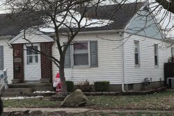 Pre-foreclosure in  Piatt Ave Mattoon, IL 61938