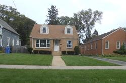 Pre-foreclosure in  MAPLE ST Des Plaines, IL 60018
