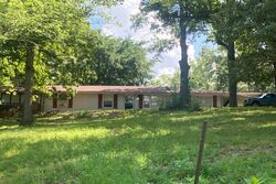 Pre-foreclosure in  Oak St Ashland City, TN 37015