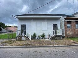 Pre-foreclosure in  Frenchmen St New Orleans, LA 70116