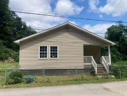 Pre-foreclosure in  Young St Hazard, KY 41701