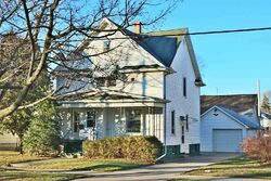 Pre-foreclosure in  Wisconsin St Oshkosh, WI 54901