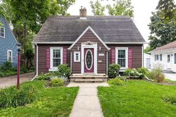 Pre-foreclosure in  W Parkway Blvd Appleton, WI 54911