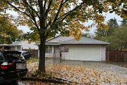 Pre-foreclosure in  SE PINE ST Portland, OR 97233