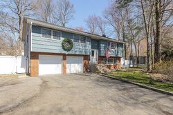 Pre-foreclosure in  Fisher Ave Pearl River, NY 10965