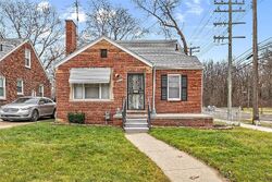 Pre-foreclosure in  Mallina St Grosse Pointe, MI 48236
