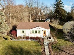 Pre-foreclosure in  S HILL ST Woodstock, IL 60098
