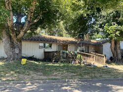 Pre-foreclosure in  Weeks Dr NE Salem, OR 97303