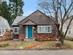 Pre-foreclosure in  Se Bush St Portland, OR 97266