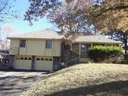 Pre-foreclosure in  SW 18TH ST Blue Springs, MO 64015