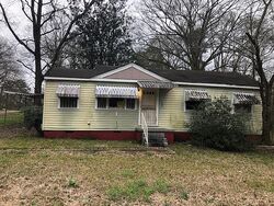 Pre-foreclosure in  Lee Dr Jackson, MS 39212