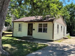 Pre-foreclosure in  E 21st Street Pl S Newton, IA 50208