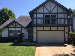 Pre-foreclosure in  Dartmoor Dr Crystal Lake, IL 60014