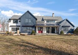 Pre-foreclosure in  Serene Way Newtown, CT 06470