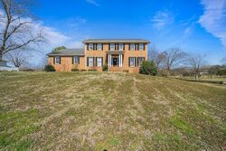  Manor Dr, Fayetteville TN