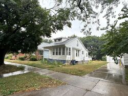 Pre-foreclosure in  Myrtle St Nw Grand Rapids, MI 49504