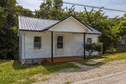Pre-foreclosure in  5th Ave Frankfort, KY 40601